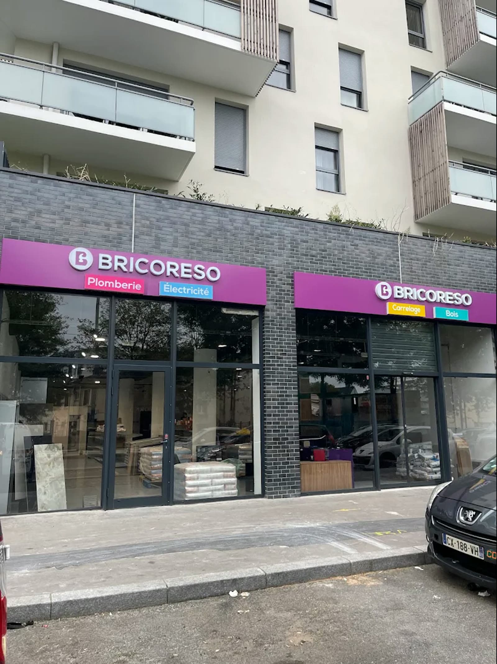 Façade du magasin Bricoreso, 15 avenue Lénine à Saint-Denis